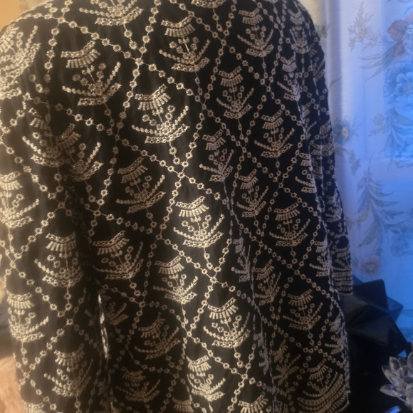 GAP Black and White Crochet Pattern Long Sleeve Top - Picture 3 of 4